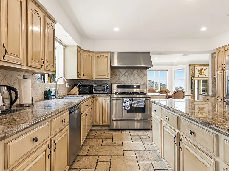 Gladiola Dr — Photo 11