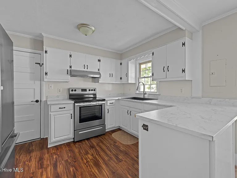 2402 Oaks Rd — Photo 12