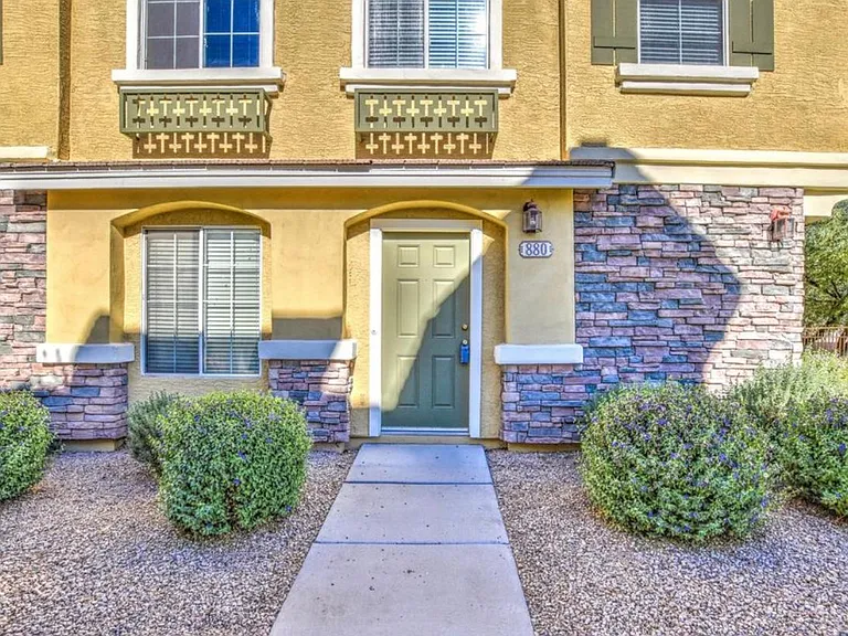 880 W Aspen Way — Photo 2