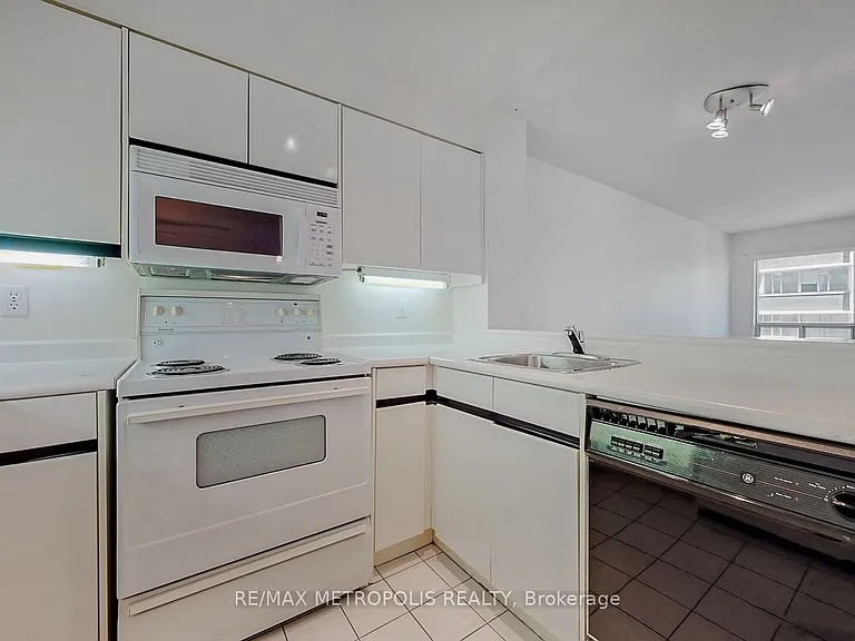 7 Carlton St #1114 — Photo 9