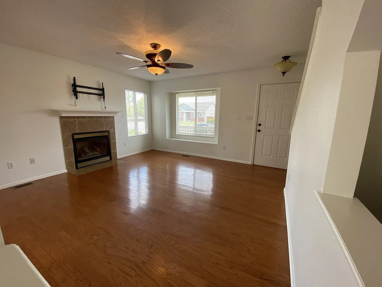 4 bed, 3.5 bath, 2026 sqft, $2,235 — Photo 4