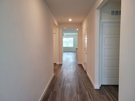 4th image of 399 Tanis Ave