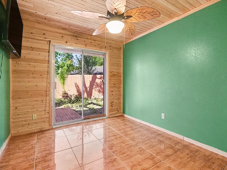 519 Orleans St — Photo 11