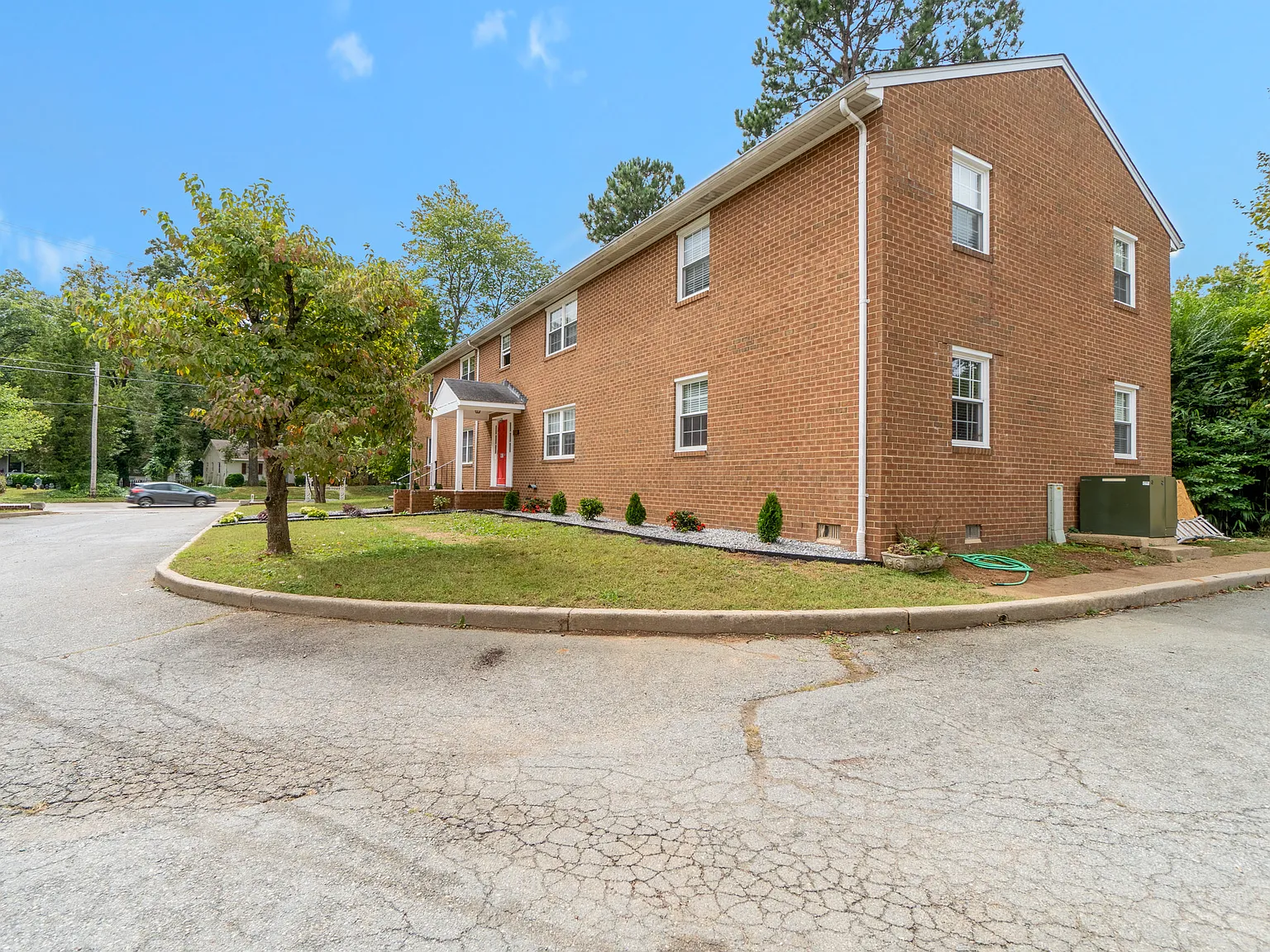 3 bed, 1.5 bath, $1,795 — Photo 2
