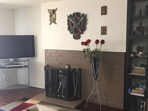 Living room w/ fire place