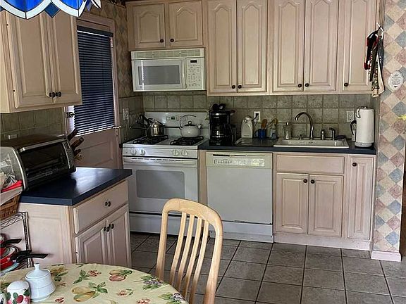 5th image of 14 Corwin Ave