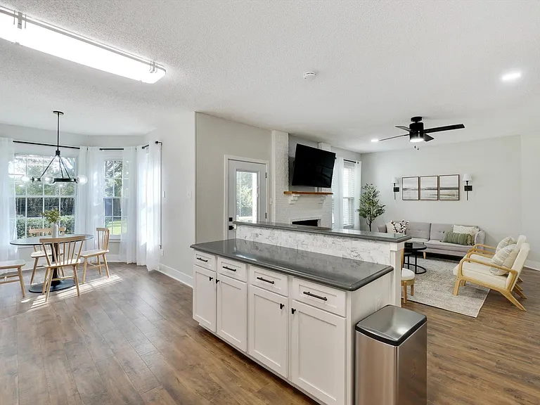 2200 Glenbrook St — Photo 11