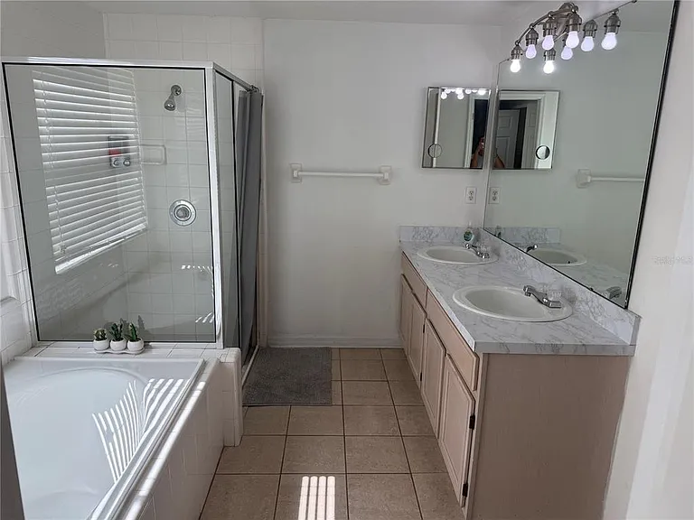Picadilly Cir — Photo 14