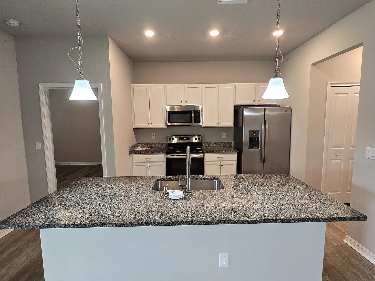 3 bed, 1557 sqft, $2,100 — Photo 3