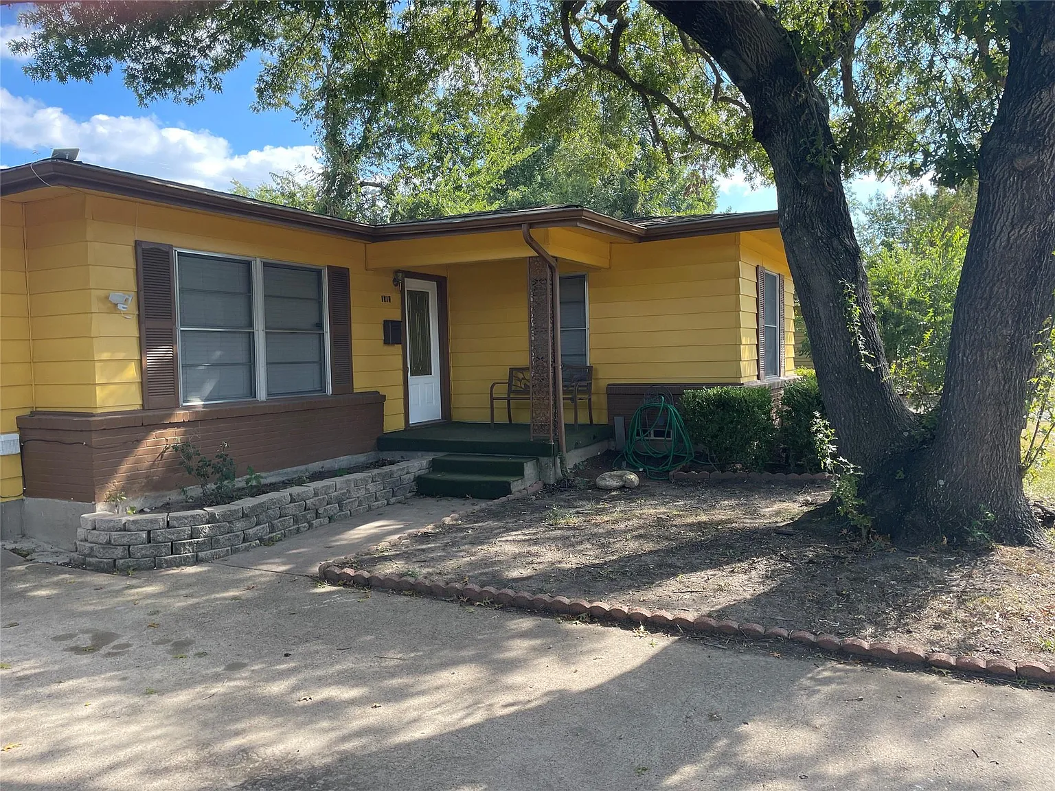 3 Bedroom House Near Downtown Garland! — Photo 4