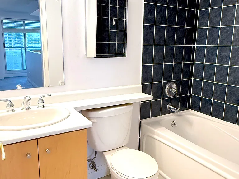 18 Merton St #911 — Photo 7