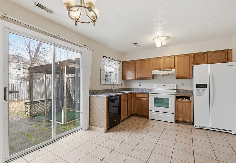 72 Chelmsford Ct — Photo 4