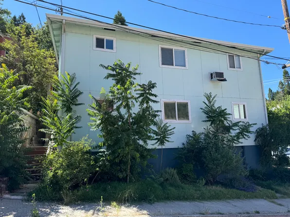 1 bed, 1.0 bath, 500 sqft, $975, 4300 Pine St #3, Dunsmuir, CA 96025