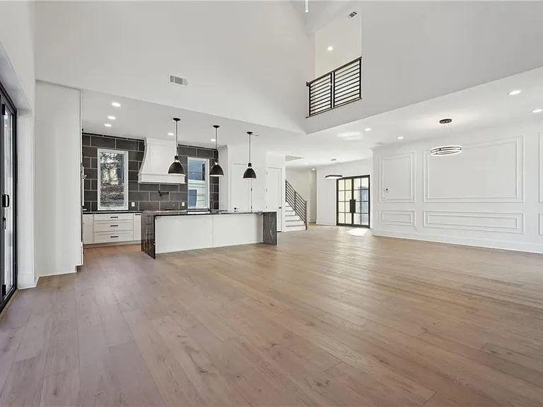 120 Thome Dr — Photo 7