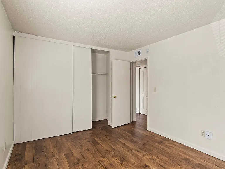 Westport Crossing Apartments — Photo 51