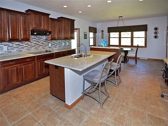 3rd image of 9010 Lucia Ln