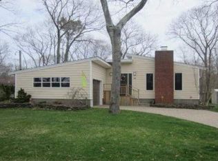 31 Newcomb Trl, Ridge, NY 11961