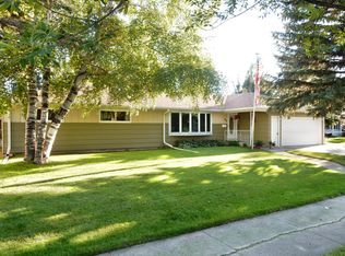 613 11th St NW, East Grand Forks, MN 56721