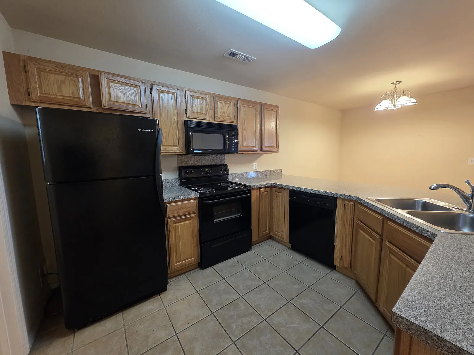 3 bed, 3.0 bath, 1528 sqft, $1,450 — Photo 3