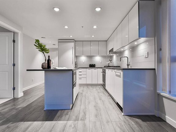 5th image of 2388 Madison Ave #3906
