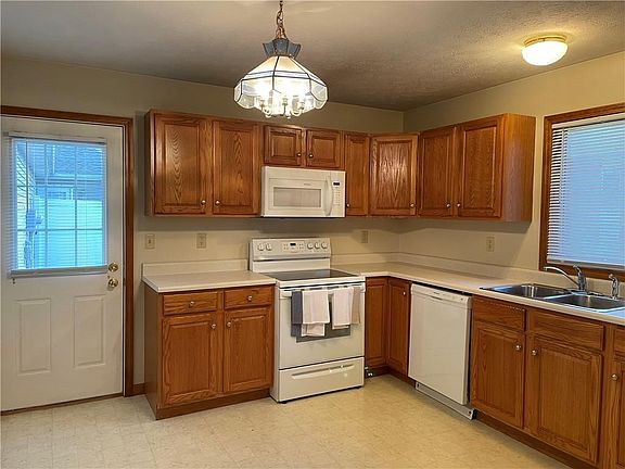 4th image of 801 & 805 W Gaston Dr