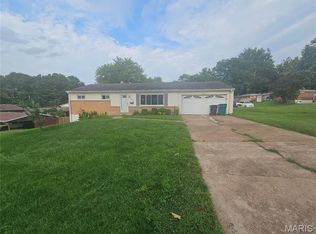 5500 Donbar Dr, Saint Louis, MO 63121