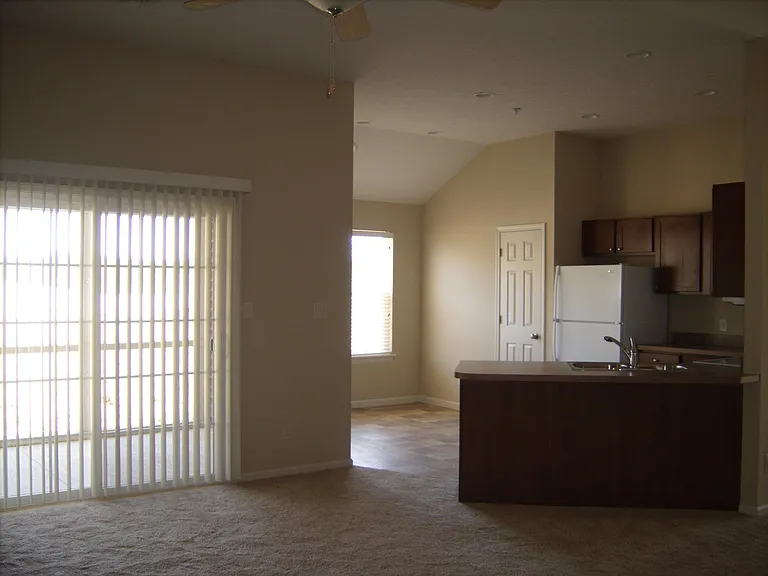 326 Rose Hill Ln — Photo 2
