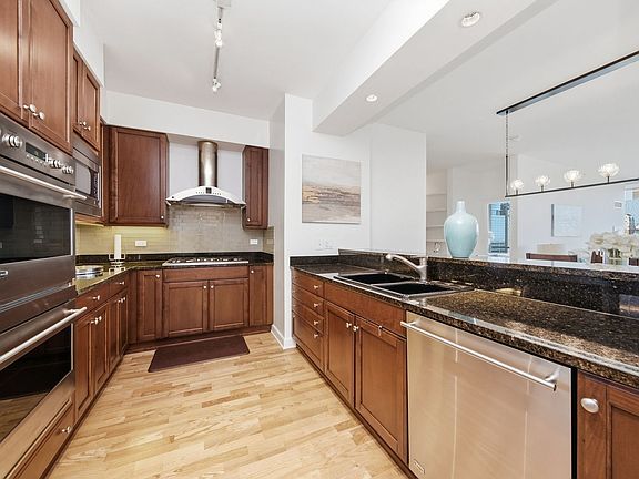 4th image of 1201 S Prairie Ave #1202