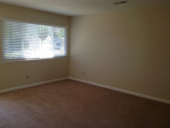 5th image of 696 Moraga Dr