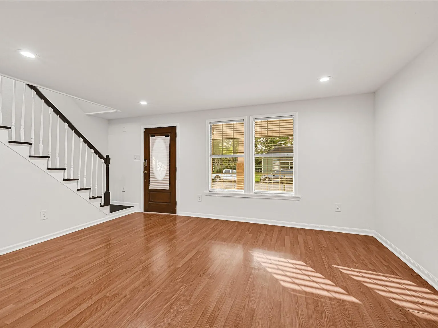 4 bed, 2.0 bath, 1681 sqft, $2,000 — Photo 3