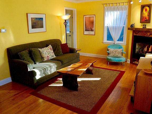 Living room w/gas fireplace