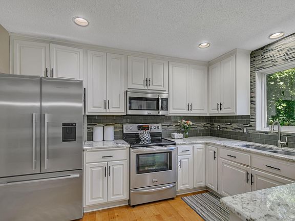 3rd image of 14000 Parkview Dr