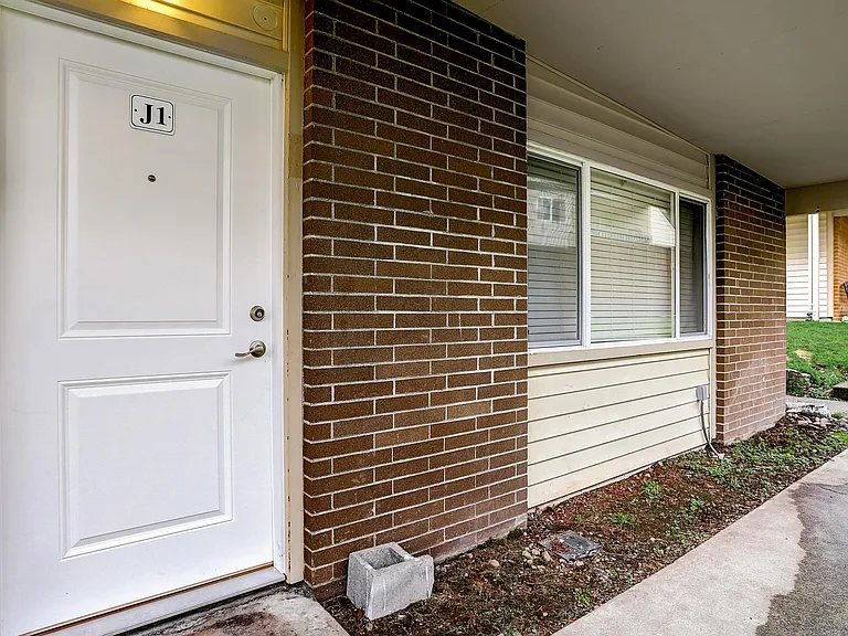 Sunset East Apartments — Photo 11