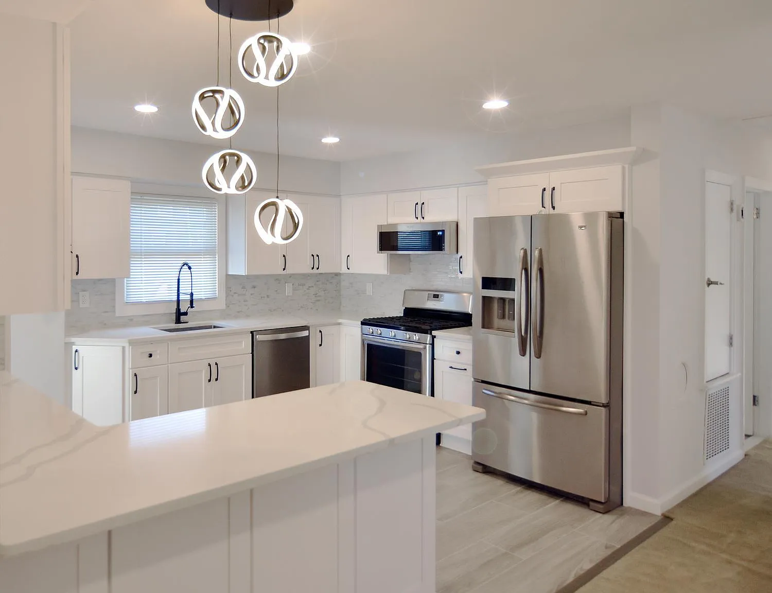 3 bed, 2.0 bath, 1083 sqft, $3,700 — Photo 2