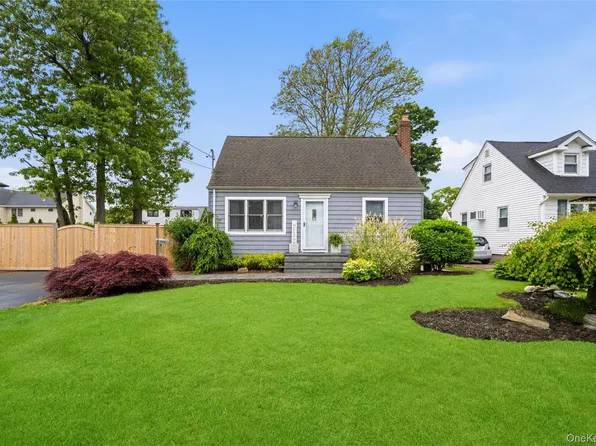 319 N Fulton Avenue, Lindenhurst, NY 11757