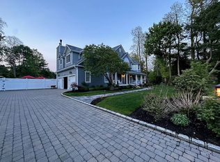 1 Chuck Hollow Ct, Huntington, NY 11743