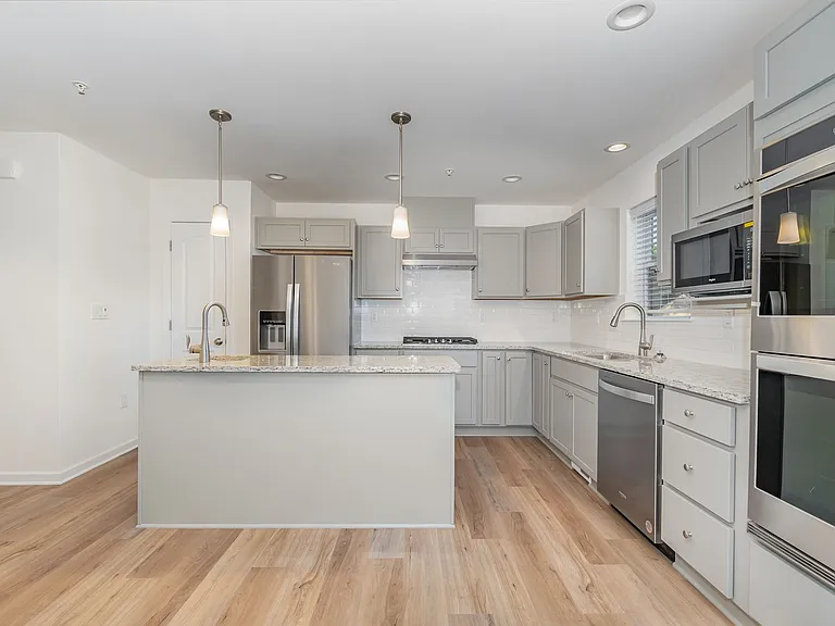154 High Pointe Dr — Photo 6