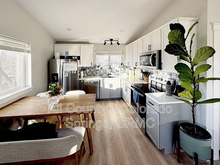 824 S Logan Ave — Photo 6