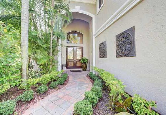 Home For Sale In Woodfield Country Club