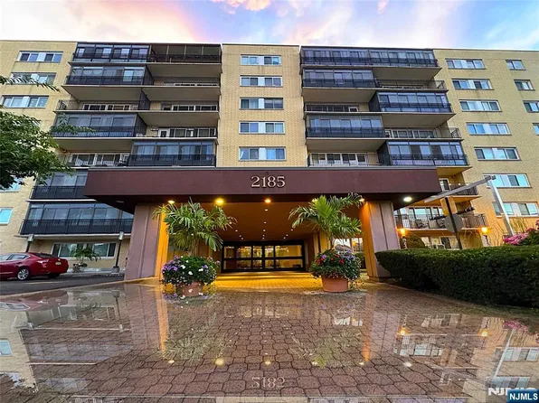 2185 Lemoine Ave APT 8M, Fort Lee, NJ 07024