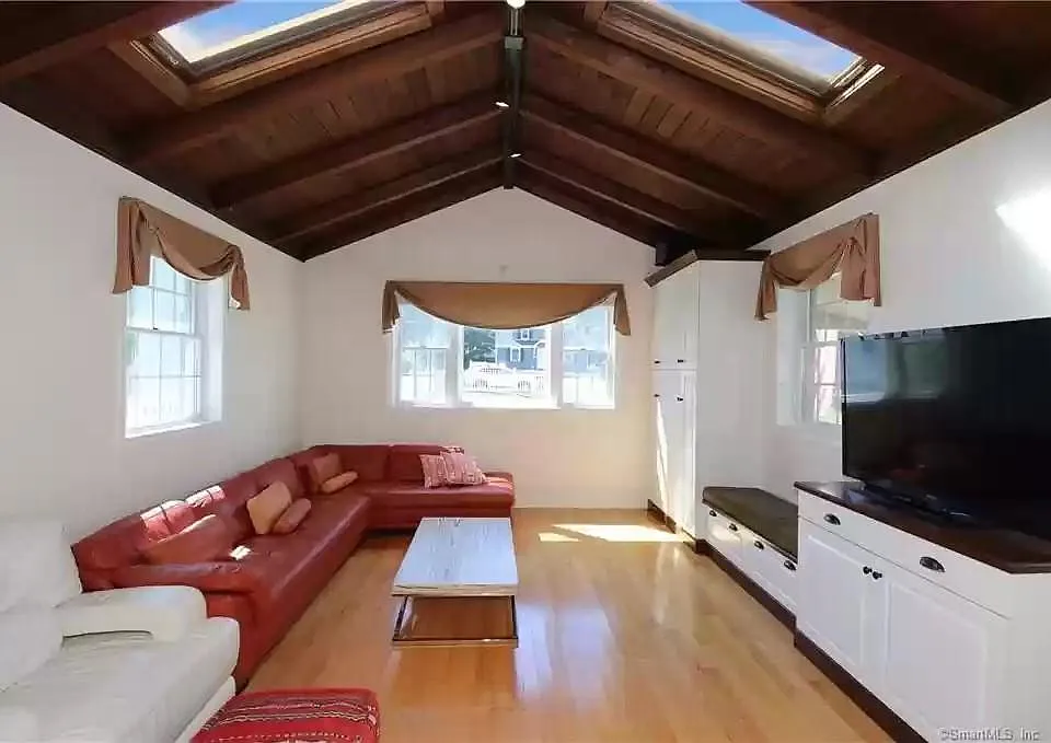 22 Van Ness St