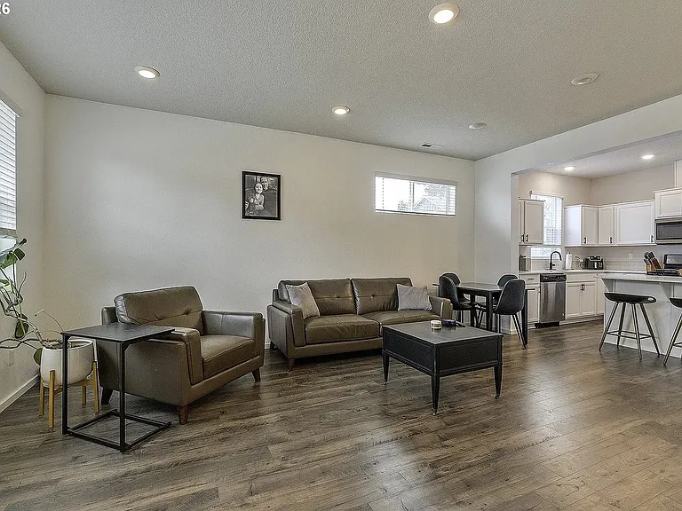 898 N 18th Ave — Photo 3