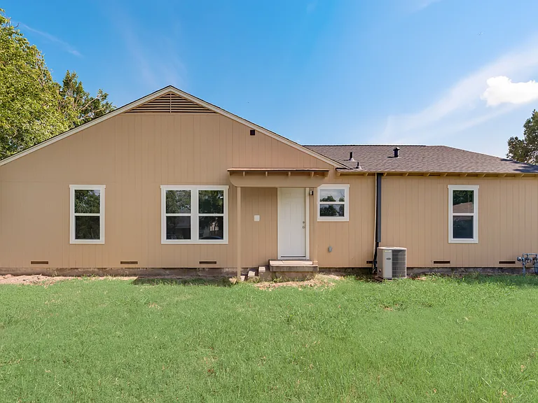 2210 Manor St — Photo 14