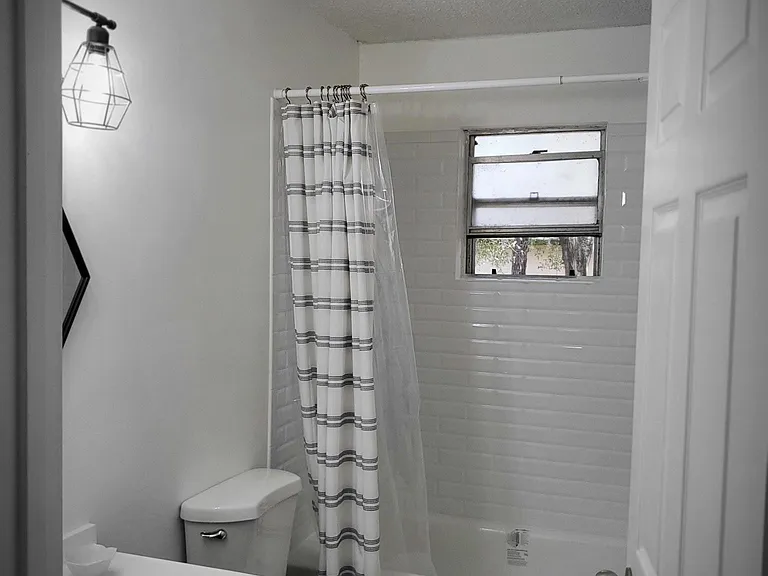 3417 SW 28th Ter #D — Photo 19