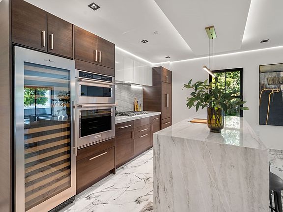 4th image of 302 Elliot St #3
