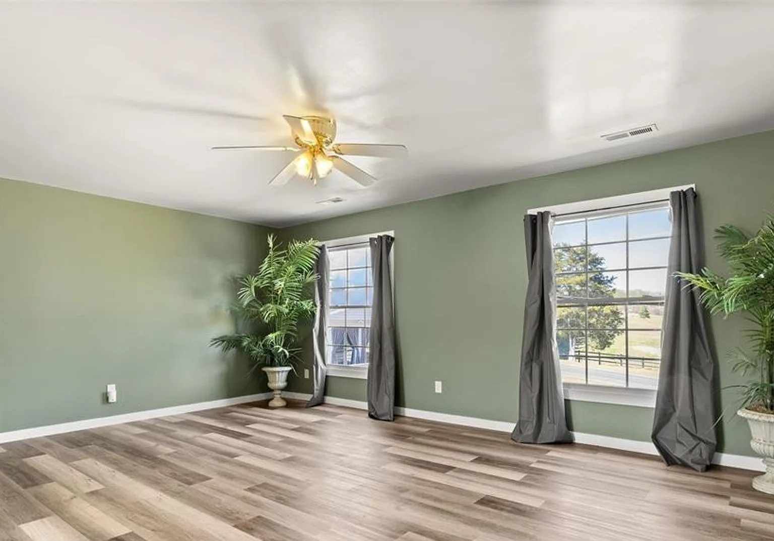 Beautiful Garage Apartment with tons of privacy! — Photo 4