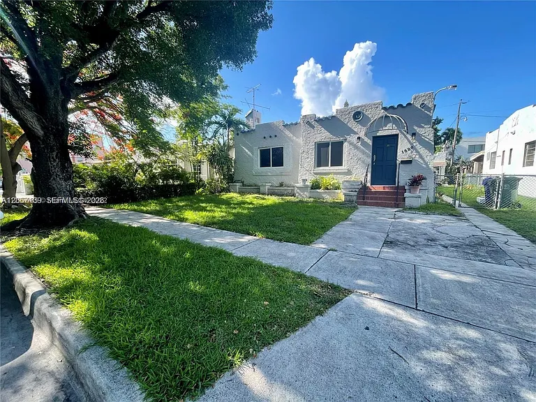 1520 SW 10th St — Photo 2