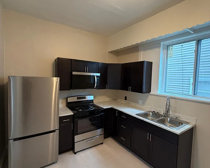 38 E Albany St — Photo 2