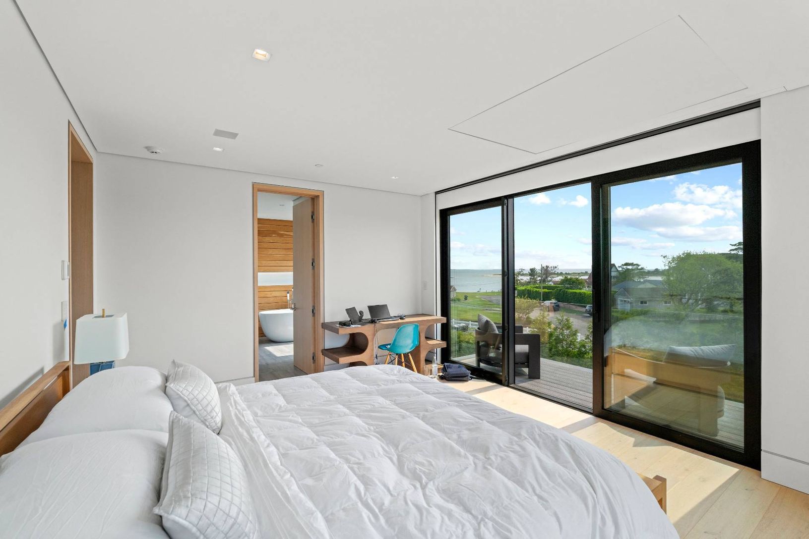 Primary ensuite w Balcony