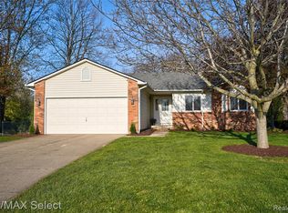 13284 Golden Cir, Fenton, MI 48430